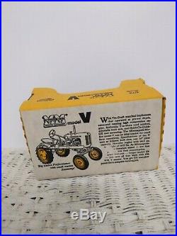 1/16 Toy Tractor Times Minneapolis Moline V Tractor