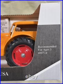 Country Classics Minneapolis Moline UDLX Comfort Cab, 1/16 scale NIB MINT