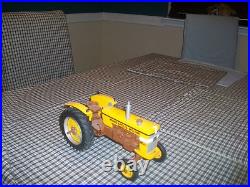 Minneapolis Moline M602 toy tractor 1/16 (Oliver) wide front
