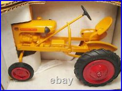 New MINNEAPOLIS MOLINE MODEL V 1/16 DieCast Tractor Pioneer Collectibles 1988
