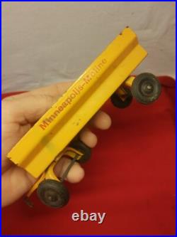 Rare VTG Minneapolis-Moline Scale Mod. 9960 R Tractor & Farm Wagon 1950 Yellow