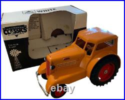 Vintage Scale Model Minneapolis Moline Comfort (UDLX) 1/16 Scale Diecast Tractor