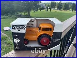 Vintage Scale Models, Moline Comfort UDLX, 1/16 diecast farm tractor. NOS/New