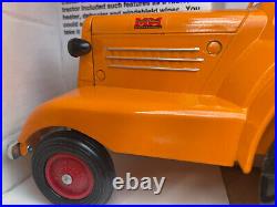 Vintage Scale Models, Moline Comfort UDLX, 1/16 diecast farm tractor. NOS/New